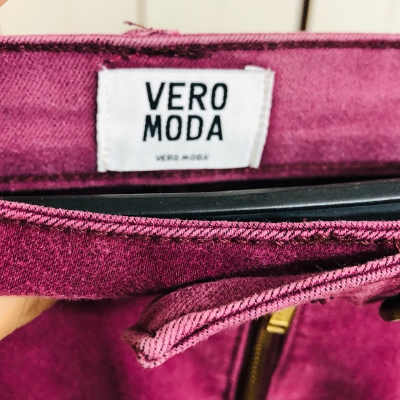 Vero Moda women’s wine pants. Perfect for teen girls. Skinny, stunning and stiff - Picture 3 of 3